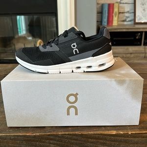 Brand New Never Worn black/white Women’s Cloudrift shoes.